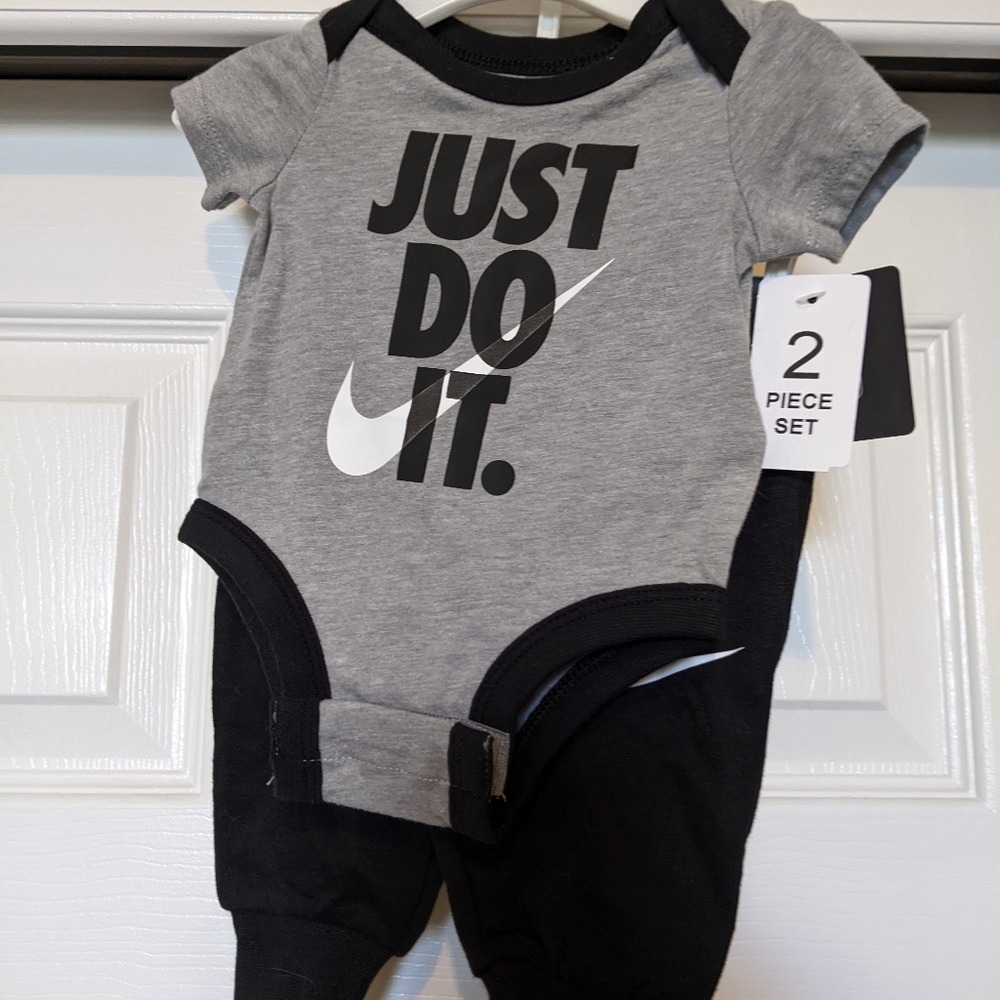 Brand New Nike 2-piece Set!